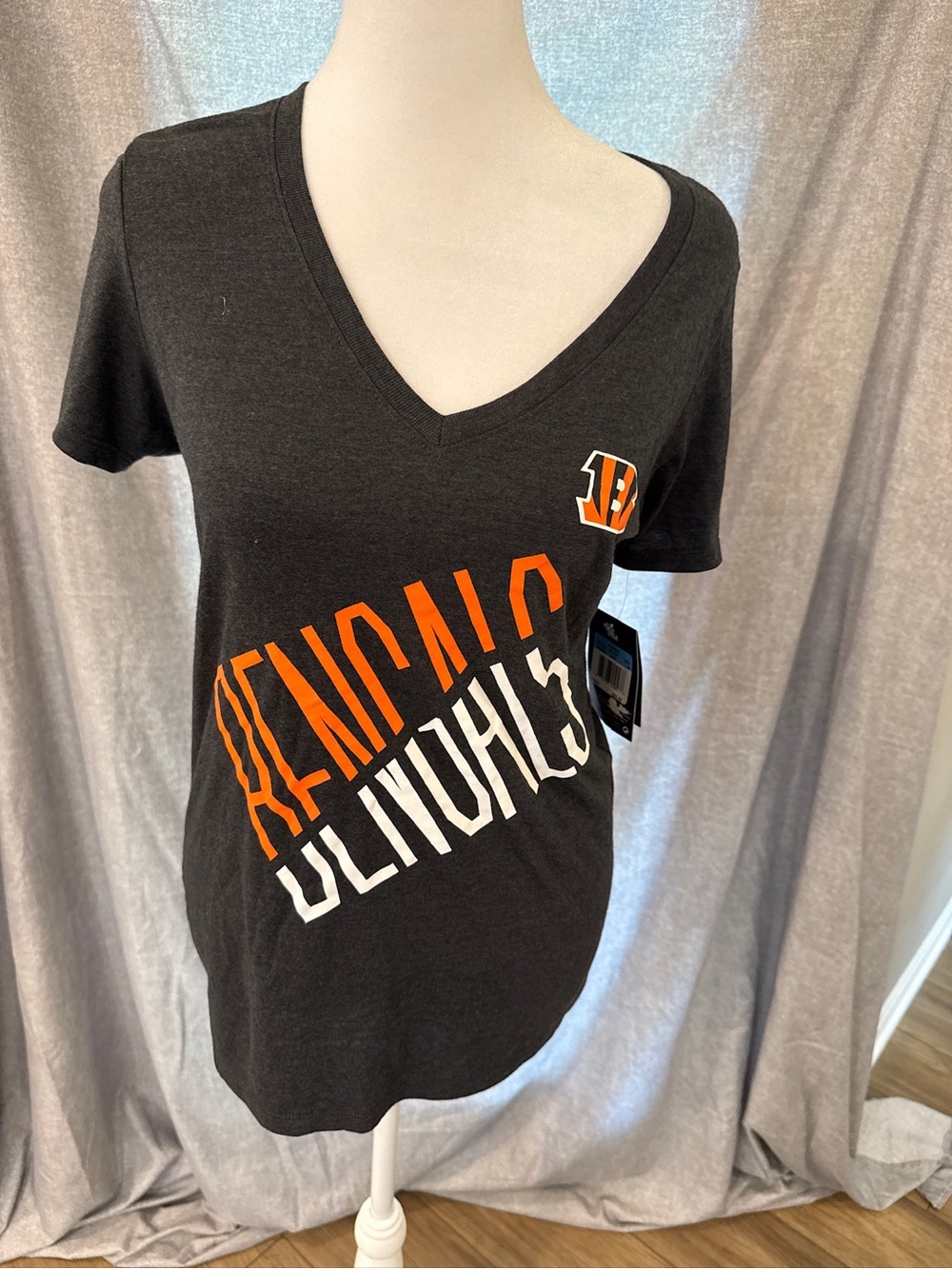 Cincinnati Bengals V Neck T-Shirt Medium NWT Black Orange NFL Football Fan